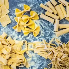 Różne rodzaje świeżego makaronu: kwadraty, kokardki, rurki i wstążki. Idealne, by dowiedzieć się, jak ugotować makaron.
