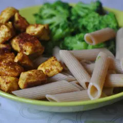 Penne z kurczakiem i brokułami na talerzu. Idealny, mega szybki obiad dla każdego, kto ceni smak i czas.