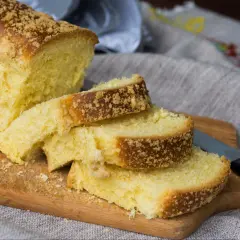 Puszyste ciasto drożdżowe bez wyrabiania, pokrojone na kromki, z chrupiącą posypką na wierzchu. Idealne na śniadanie.