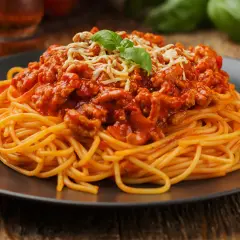 Pyszne spaghetti bolognese, idealne na obiad. Ten przepis na spaghetti bolognese zachwyci każdego.