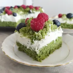 Zielony biszkopt z kremem mascarpone, udekorowany malinami i borówkami. Pyszne ciasto leśny mech z mascarpone.