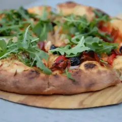 Pyszna pizza z rukolą i oliwkami. Idealna na szybki przepis na ciasto do pizzy, gdy masz ochotę na coś pysznego.