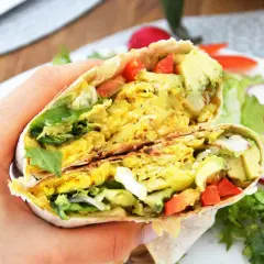 Pyszna tortilla z jajecznicą, awokado i warzywami, idealna na szybkie śniadanie.