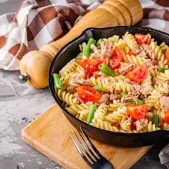Szybki obiad z niczego: makaron fusilli z tuńczykiem, pomidorkami i fasolką szparagową w patelni.