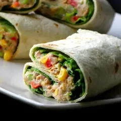 Pyszna tortilla na zimno z tuńczykiem, kukurydzą, papryką i sałatą. Idealna na szybki lunch.