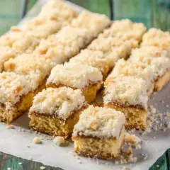 Szybkie ciasto na niedzielę do kawy, pokrojone w kostkę, z warstwą dżemu i kruszonką. Idealne na leniwe popołudnie.