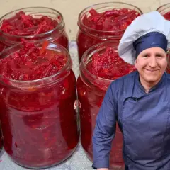 Słoiki pełne buraczków na zimę, przygotowane przez uśmiechniętego kucharza. Idealne na chłodne dni!