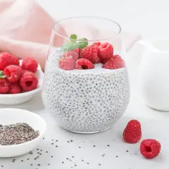 Pyszny deser z chia z malinami i miętą, przygotowany z nasion chia, mleka i świeżych owoców.