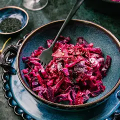 Aksamitna surówka z czerwonej kapusty, doprawiona czarnym sezamem i papryczkami chili, czeka na widelcu.