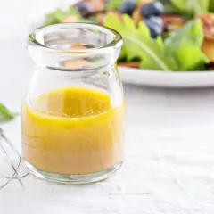 Słoiczek z domowym sosem winegret, idealnym do sałatki. Prosty sos winegret przepis.
