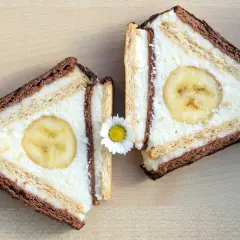 Dwa kawałki ciasta z bananem i kremem, jak z Chatki Puchatka.