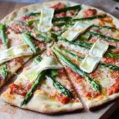 Pyszna pizza ze szparagami i serem brie, z sosem pomidorowym i ciągnącym się serem. Idealna na wiosenny obiad.