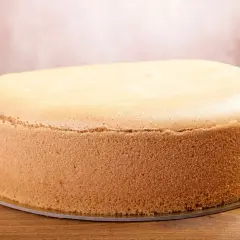 Puszysty biszkopt z 4 jaj, idealny do tortu. Jego lekka struktura zachęca do dekorowania.