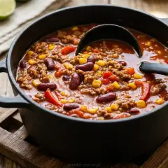 Gęste, aromatyczne chilli con carne w żeliwnym garnku, z fasolą, kukurydzą i papryką. Idealne na chłodne wieczory.