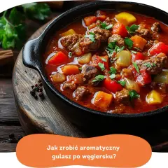 Aromatyczny gulasz po węgiersku w czarnym naczyniu, z widocznymi kawałkami mięsa, papryki i ziemniaków.
