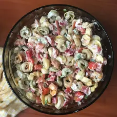 Mieszanka tortellini, papryki i zielonej cebulki w kremowym sosie. Idealna na letnie przyjęcie, to najlepsza sałatka z tortellini!