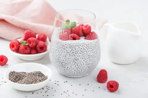 Pyszny deser z chia z malinami i miętą, przygotowany z nasion chia, mleka i świeżych owoców.