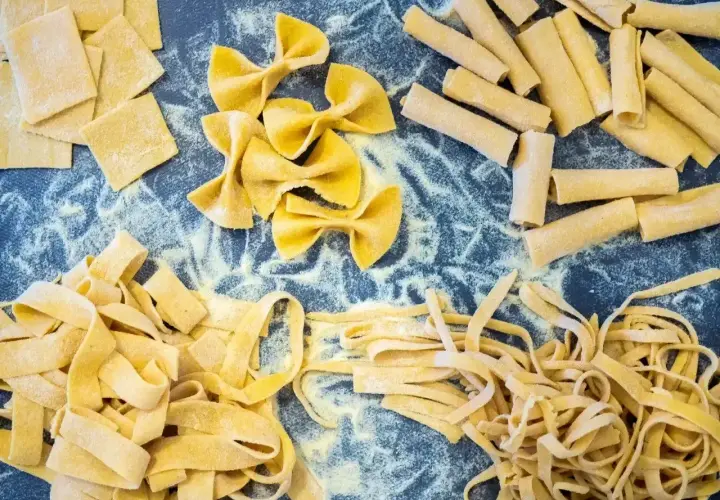 Różne rodzaje świeżego makaronu: kwadraty, kokardki, rurki i wstążki. Idealne, by dowiedzieć się, jak ugotować makaron.