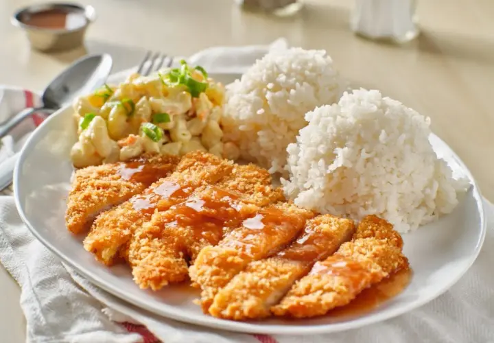 Chrupiący kurczak w panko polany sosem, podany z ryżem i sałatką makaronową. Pyszny obiad!