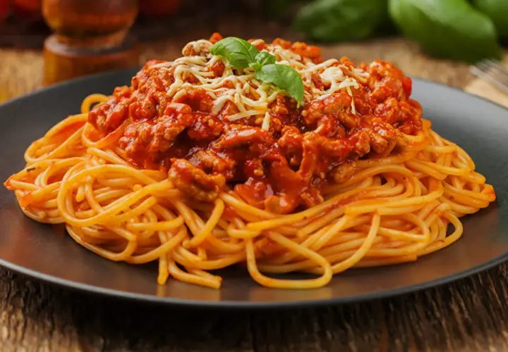 Pyszne spaghetti bolognese, idealne na obiad. Ten przepis na spaghetti bolognese zachwyci każdego.