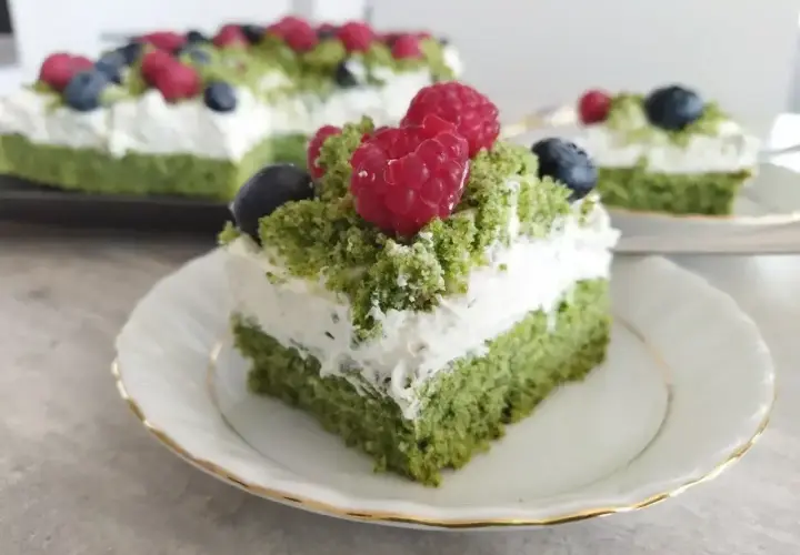 Zielony biszkopt z kremem mascarpone, udekorowany malinami i borówkami. Pyszne ciasto leśny mech z mascarpone.