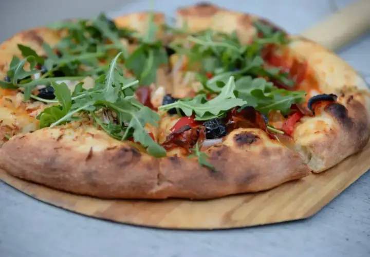 Pyszna pizza z rukolą i oliwkami. Idealna na szybki przepis na ciasto do pizzy, gdy masz ochotę na coś pysznego.