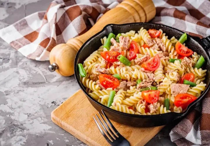 Szybki obiad z niczego: makaron fusilli z tuńczykiem, pomidorkami i fasolką szparagową w patelni.