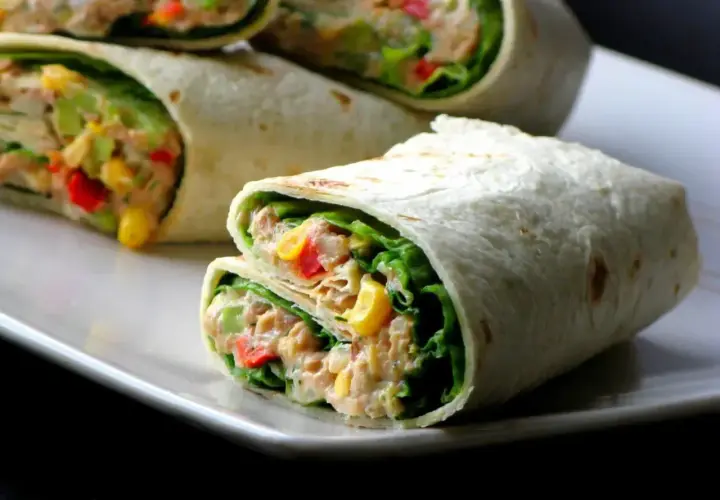 Pyszna tortilla na zimno z tuńczykiem, kukurydzą, papryką i sałatą. Idealna na szybki lunch.