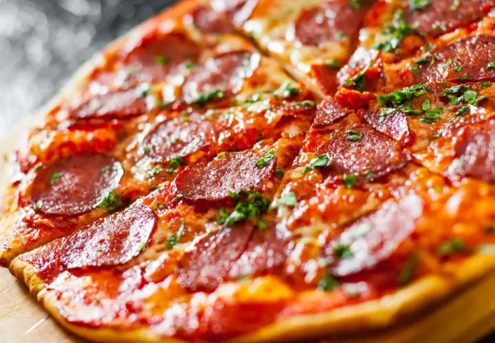 Pyszna pizza bez drożdży z pikantnym salami i posypką z ziół. Idealna na szybki obiad.