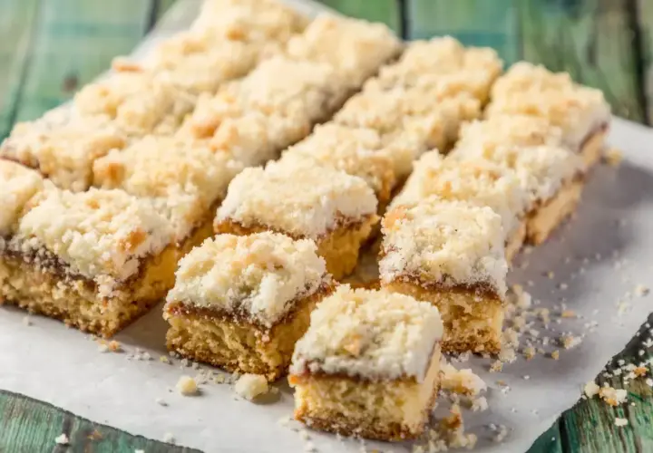 Szybkie ciasto na niedzielę do kawy, pokrojone w kostkę, z warstwą dżemu i kruszonką. Idealne na leniwe popołudnie.