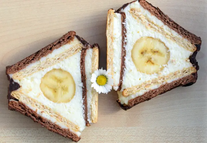 Dwa kawałki ciasta z bananem i kremem, jak z Chatki Puchatka.