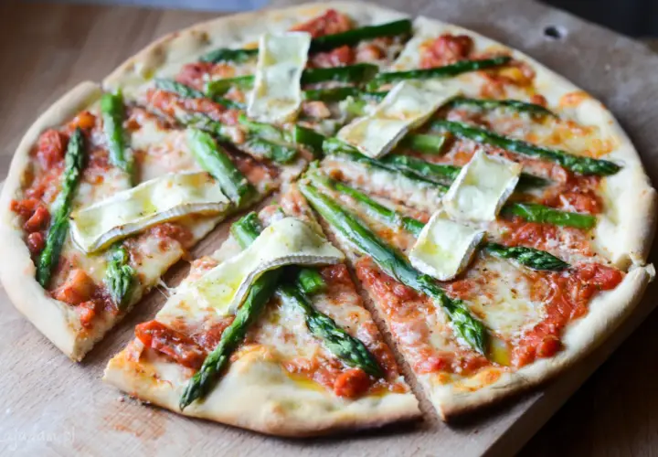 Pyszna pizza ze szparagami i serem brie, z sosem pomidorowym i ciągnącym się serem. Idealna na wiosenny obiad.