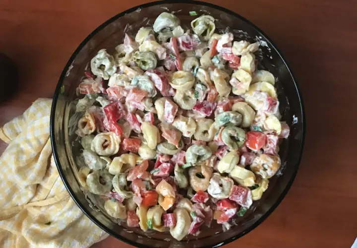 Mieszanka tortellini, papryki i zielonej cebulki w kremowym sosie. Idealna na letnie przyjęcie, to najlepsza sałatka z tortellini!