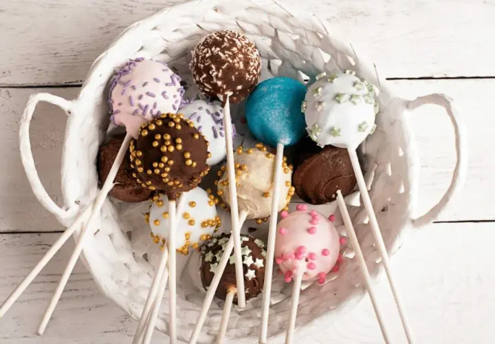 Kolorowe cake pops w białym koszyku, idealne na przyjęcie. Prosty przepis na te słodkie przysmaki.