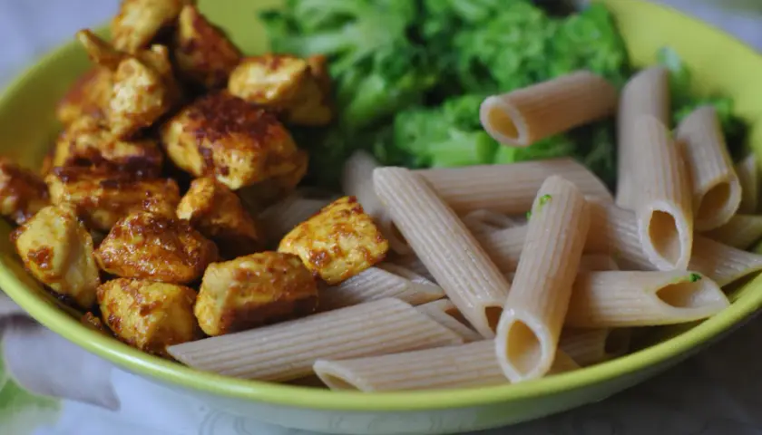 Penne z kurczakiem i brokułami na talerzu. Idealny, mega szybki obiad dla każdego, kto ceni smak i czas.