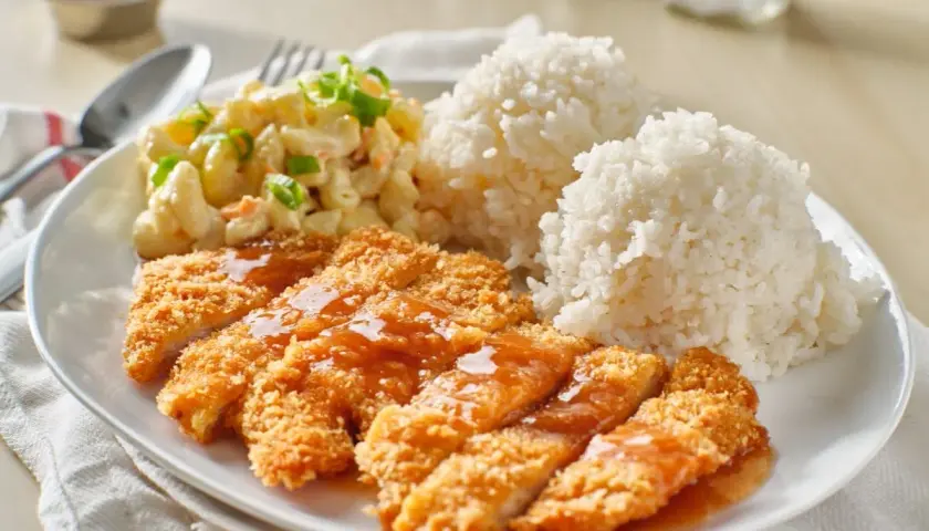 Chrupiący kurczak w panko polany sosem, podany z ryżem i sałatką makaronową. Pyszny obiad!