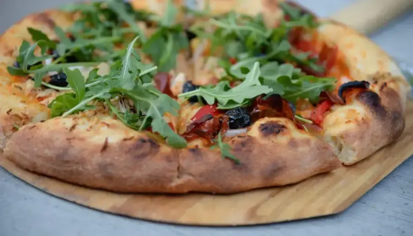 Pyszna pizza z rukolą i oliwkami. Idealna na szybki przepis na ciasto do pizzy, gdy masz ochotę na coś pysznego.