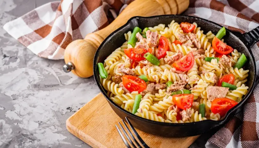 Szybki obiad z niczego: makaron fusilli z tuńczykiem, pomidorkami i fasolką szparagową w patelni.