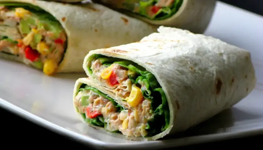 Pyszna tortilla na zimno z tuńczykiem, kukurydzą, papryką i sałatą. Idealna na szybki lunch.