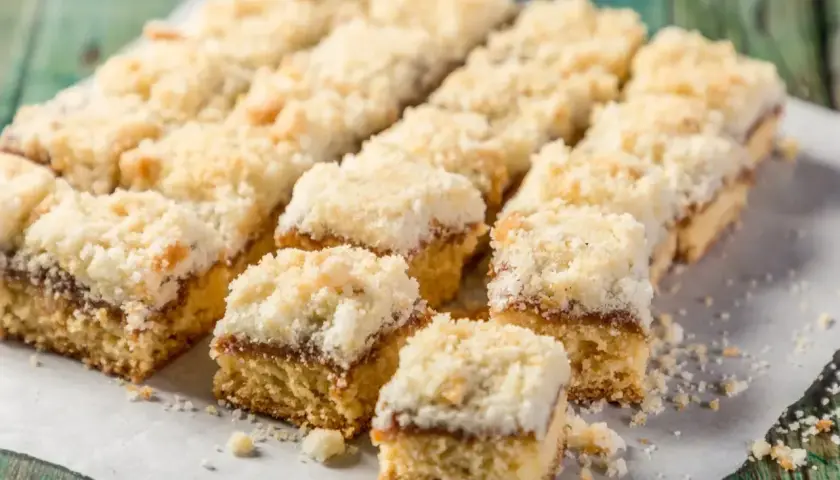 Szybkie ciasto na niedzielę do kawy, pokrojone w kostkę, z warstwą dżemu i kruszonką. Idealne na leniwe popołudnie.