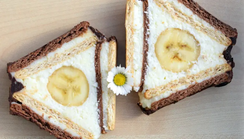 Dwa kawałki ciasta z bananem i kremem, jak z Chatki Puchatka.