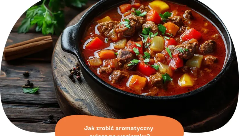Aromatyczny gulasz po węgiersku w czarnym naczyniu, z widocznymi kawałkami mięsa, papryki i ziemniaków.