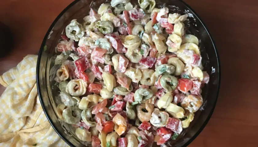 Mieszanka tortellini, papryki i zielonej cebulki w kremowym sosie. Idealna na letnie przyjęcie, to najlepsza sałatka z tortellini!