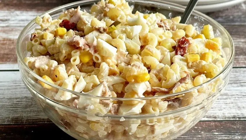 Pyszna sałatka z tuńczykiem i makaronem, jajkiem i kukurydzą w szklanej misce. Idealna na szybki lunch.