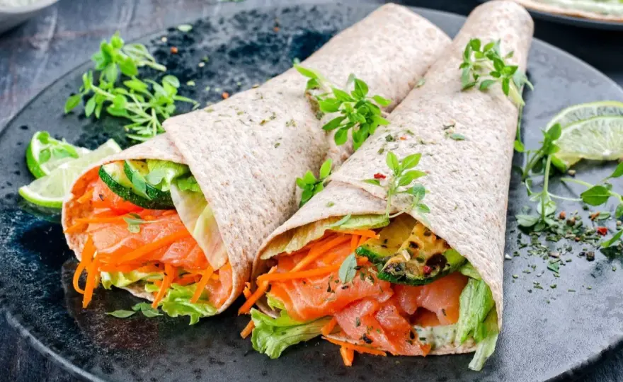 Wrap z łososiem - idealny na śniadanie? Sprawdź przepis!