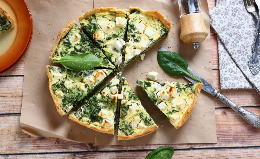 Tarta ze szpinakiem - idealny spód i kremowy farsz. Jak to zrobić?