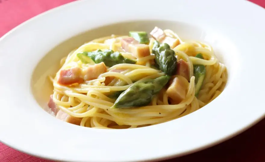 Carbonara ze szparagami - kremowy sos bez śmietanki!
