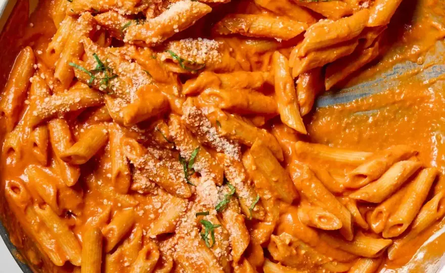Penne alla vodka – przepis na idealnie kremowy sos