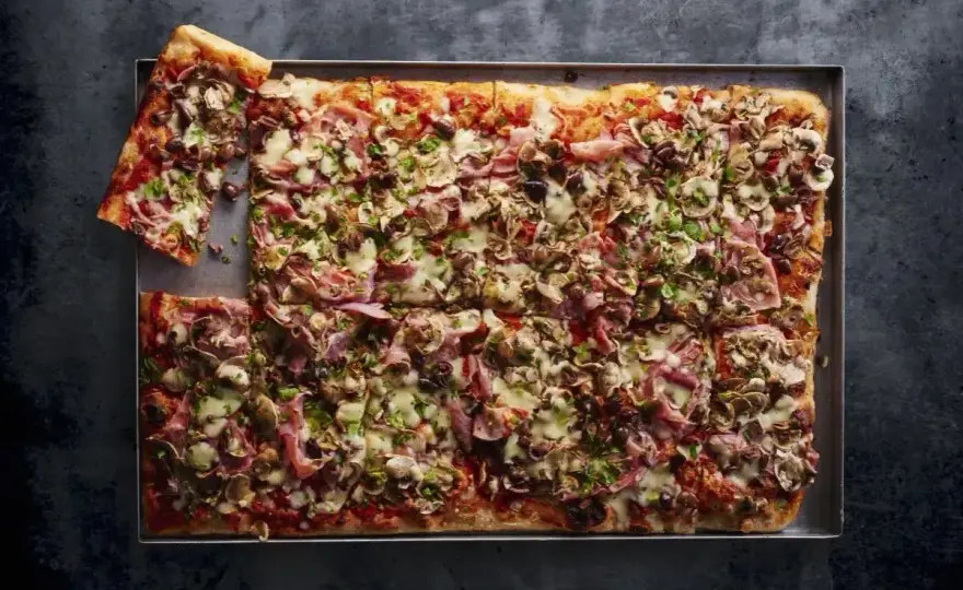Pizza na blasze - idealna w domu? Sprawdź przepis!