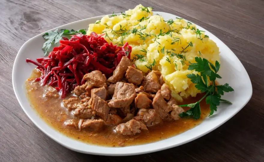 Gulasz z łopatki - Przepis na miękkie mięso i gęsty sos